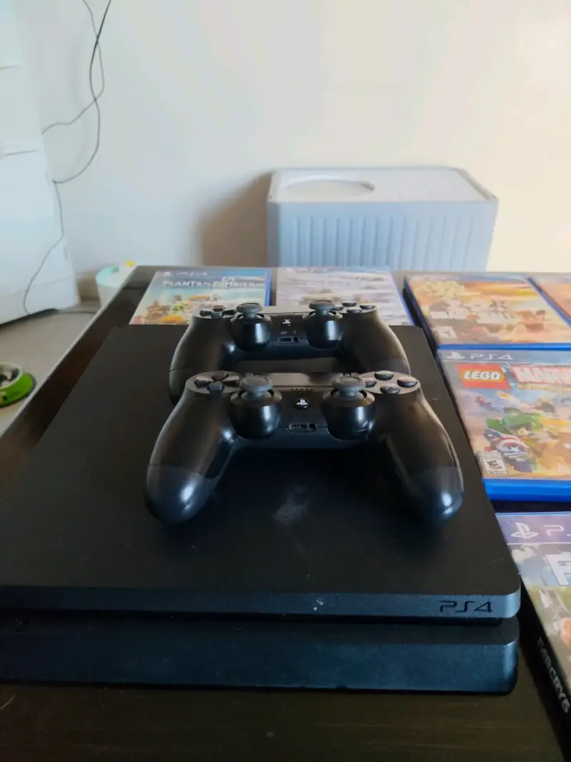 Consola PS4 2TB con 11 juegos incluidos - 3