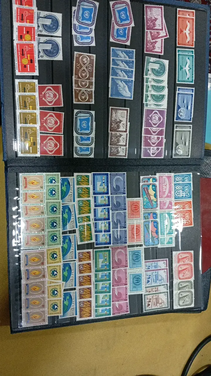 Álbum de Estampillas con Colección Variada - 2