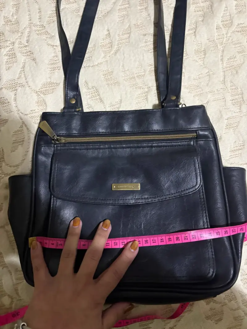 Bolso negro con múltiples compartimentos - 1