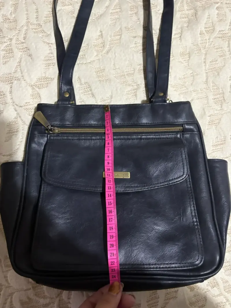 Bolso negro con múltiples compartimentos - 2