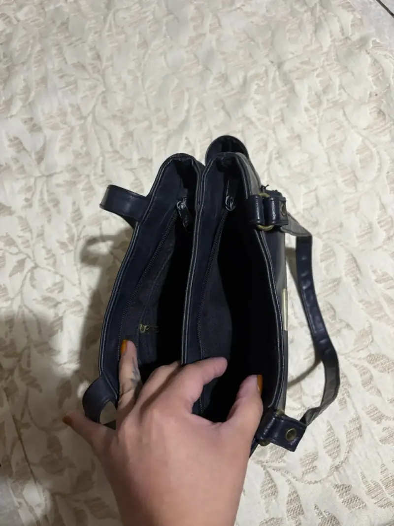 Bolso negro con múltiples compartimentos - 3