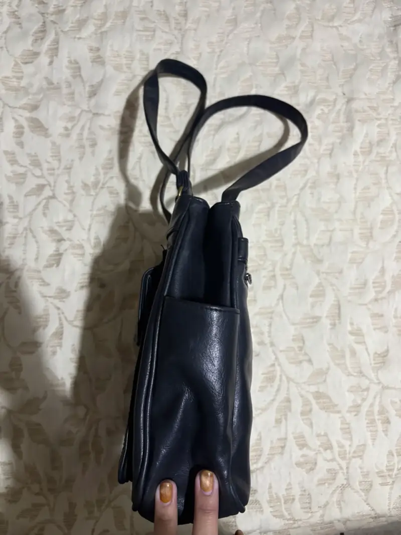Bolso negro con múltiples compartimentos - 4