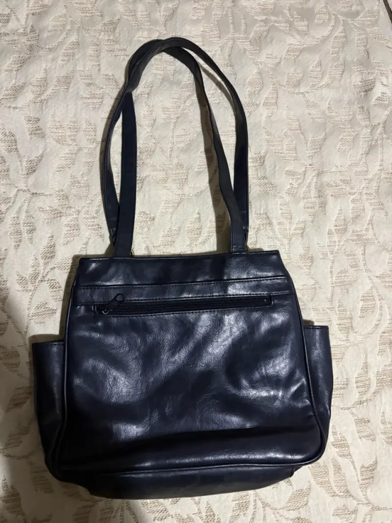 Bolso negro con múltiples compartimentos - 5