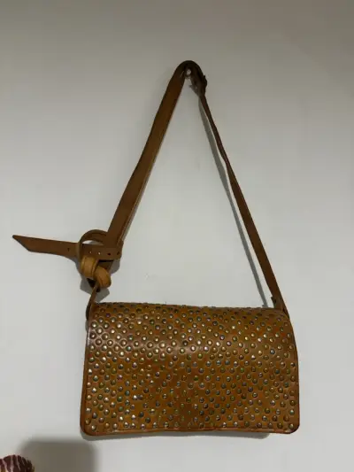 Cartera de cuero marrón con tachas - miniatura 1
