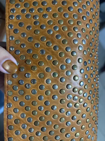 Cartera de cuero marrón con tachas - miniatura 2