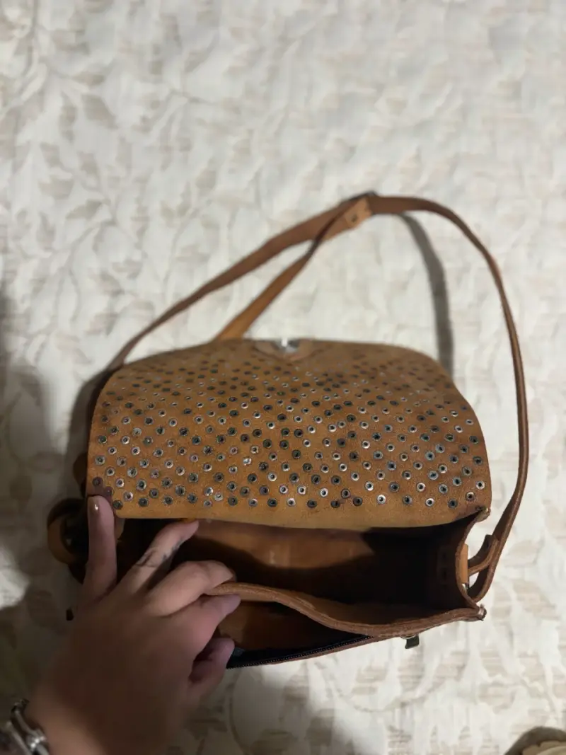 Cartera de cuero marrón con tachas - 3