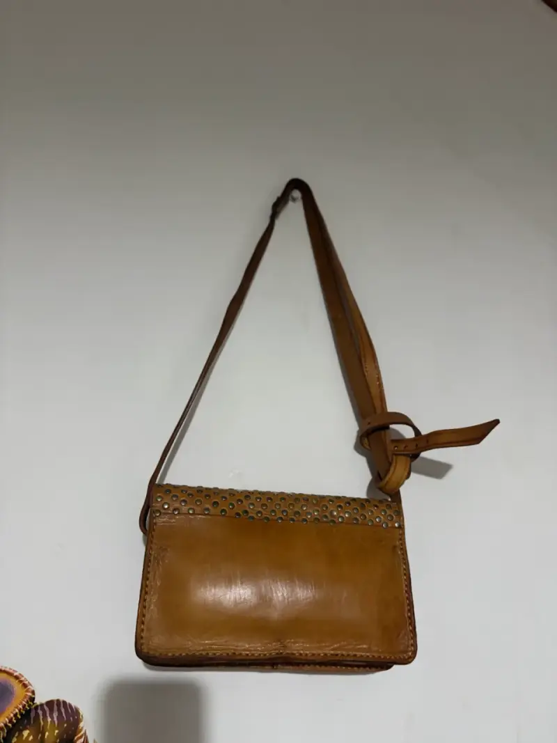 Cartera de cuero marrón con tachas - 6