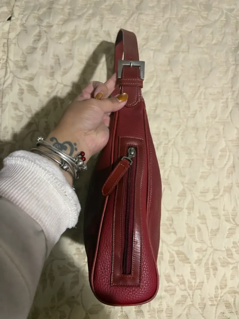 Cartera de cuero roja con correa ajustable - 2