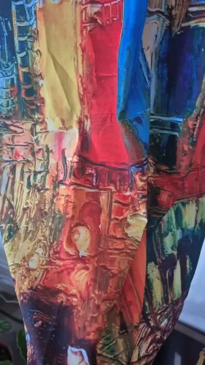 Vestido sin mangas con diseño abstracto colorido - miniatura 2