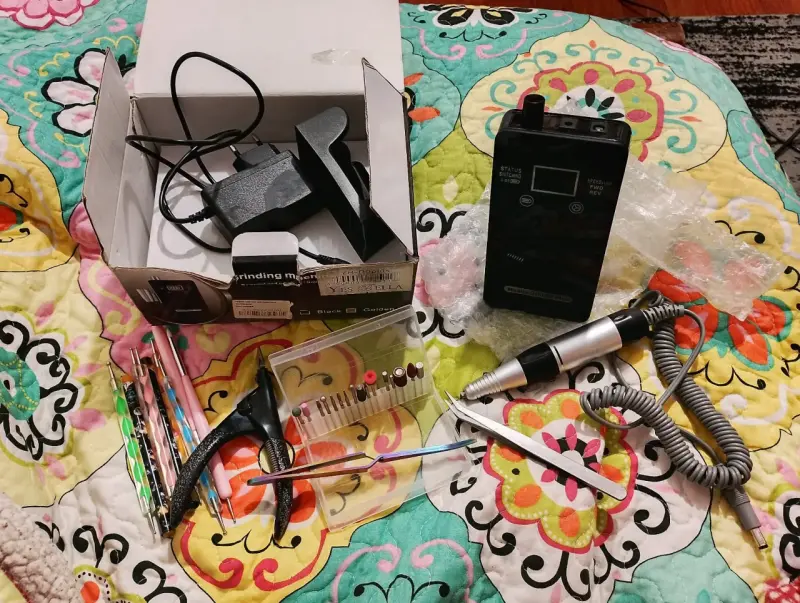 Kit de Manicure con Esmaltes y Lámpara LED - 4
