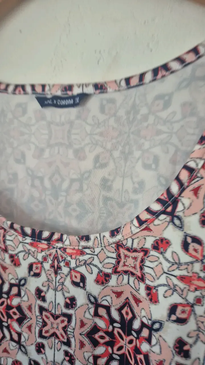 Polera sin mangas estampada MNL Corona - 2
