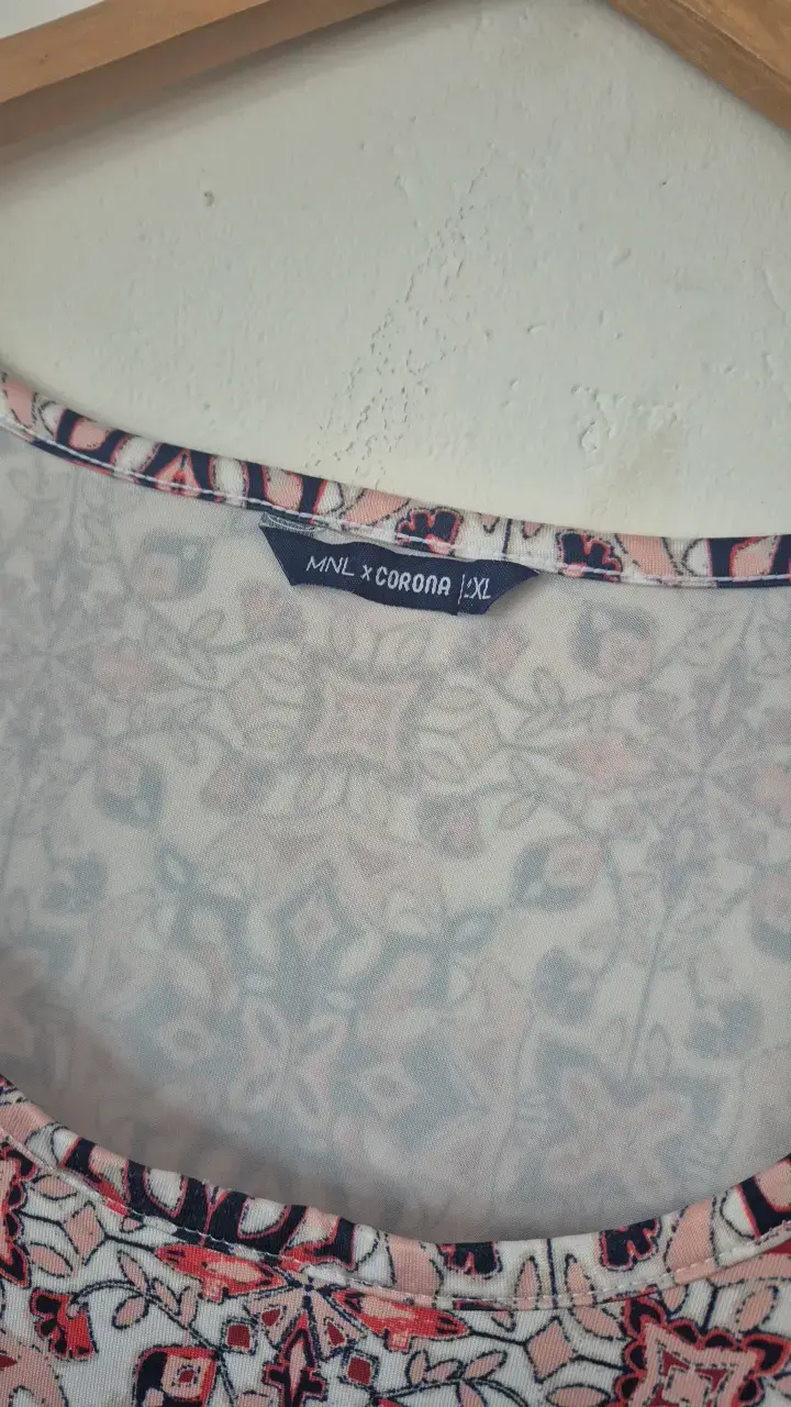 Polera sin mangas estampada MNL Corona - 3
