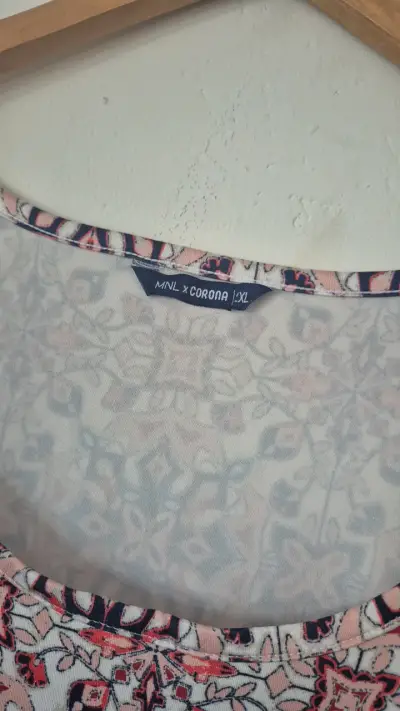 Polera sin mangas estampada MNL Corona - miniatura 3
