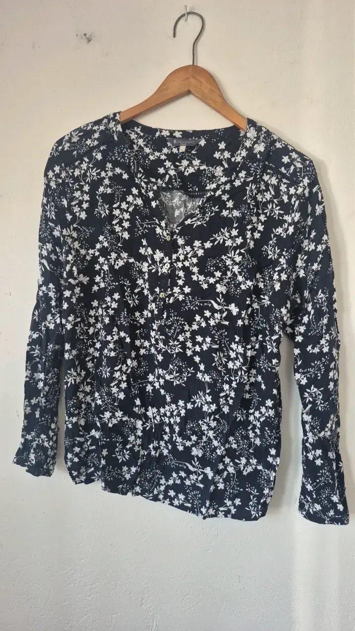 Blusa floral negra y blanca Newport talla XL