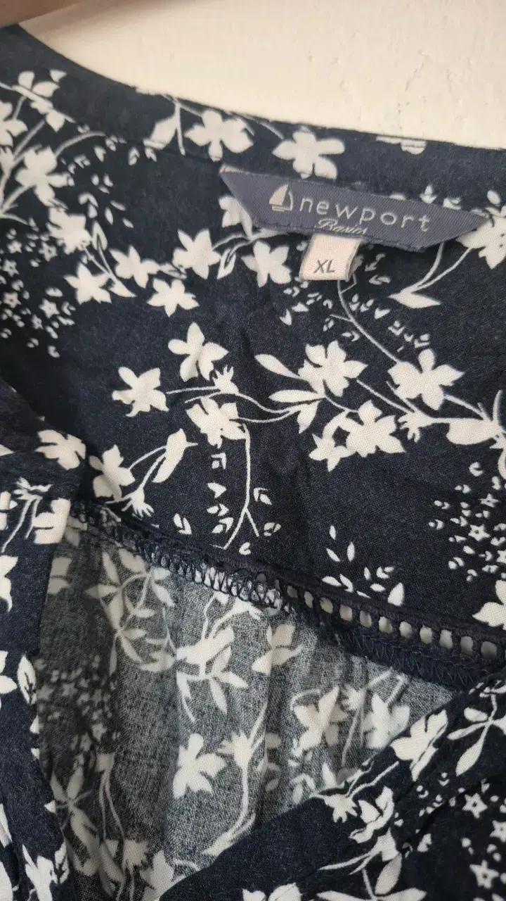 Blusa floral negra y blanca Newport talla XL - 2