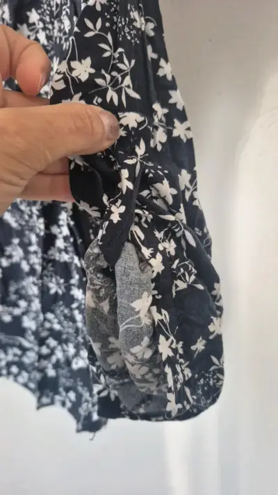 Blusa floral negra y blanca Newport talla XL - miniatura 4