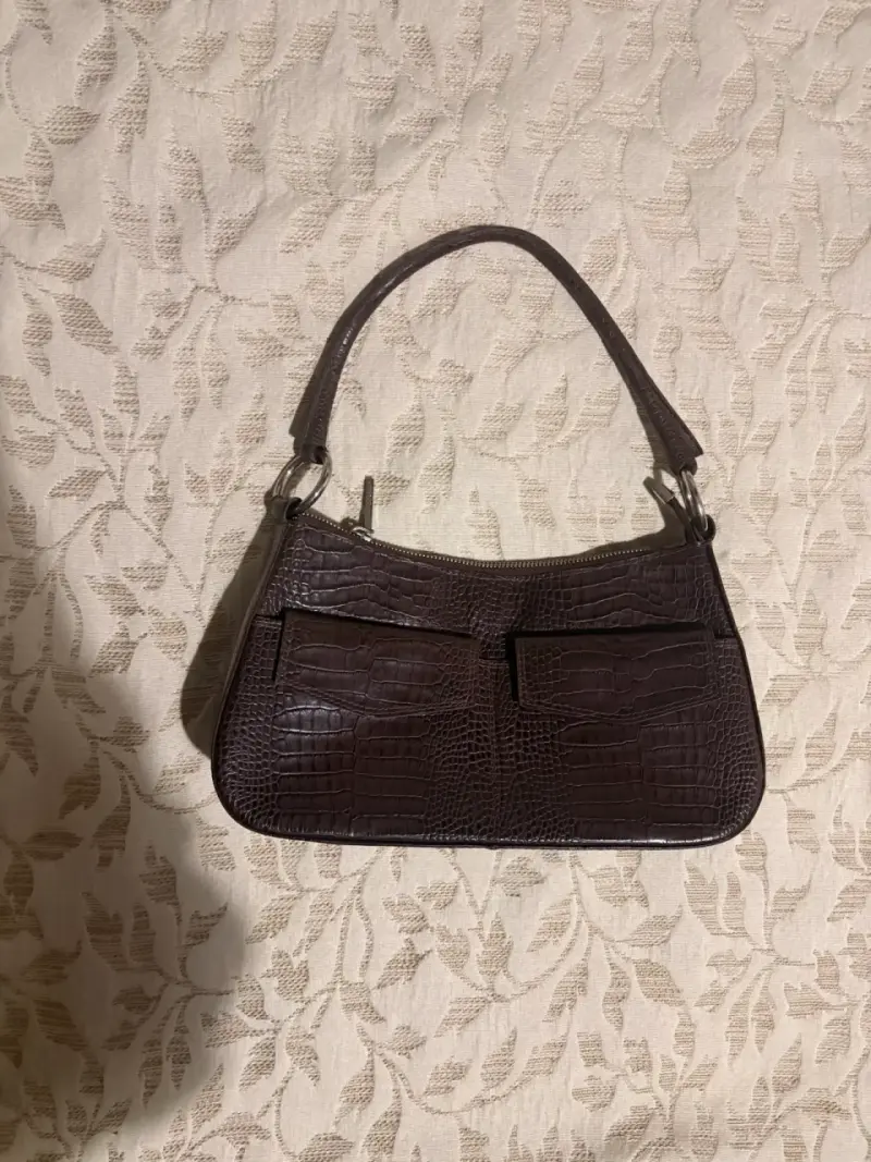 Cartera de mano marrón con textura de cocodrilo - 1