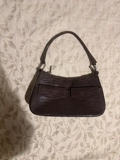 Cartera de mano marrón con textura de cocodrilo - miniatura 1