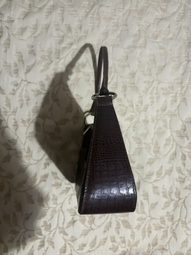 Cartera de mano marrón con textura de cocodrilo - 2