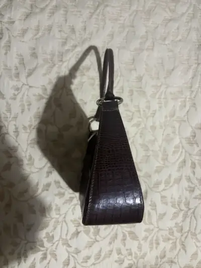 Cartera de mano marrón con textura de cocodrilo - miniatura 2