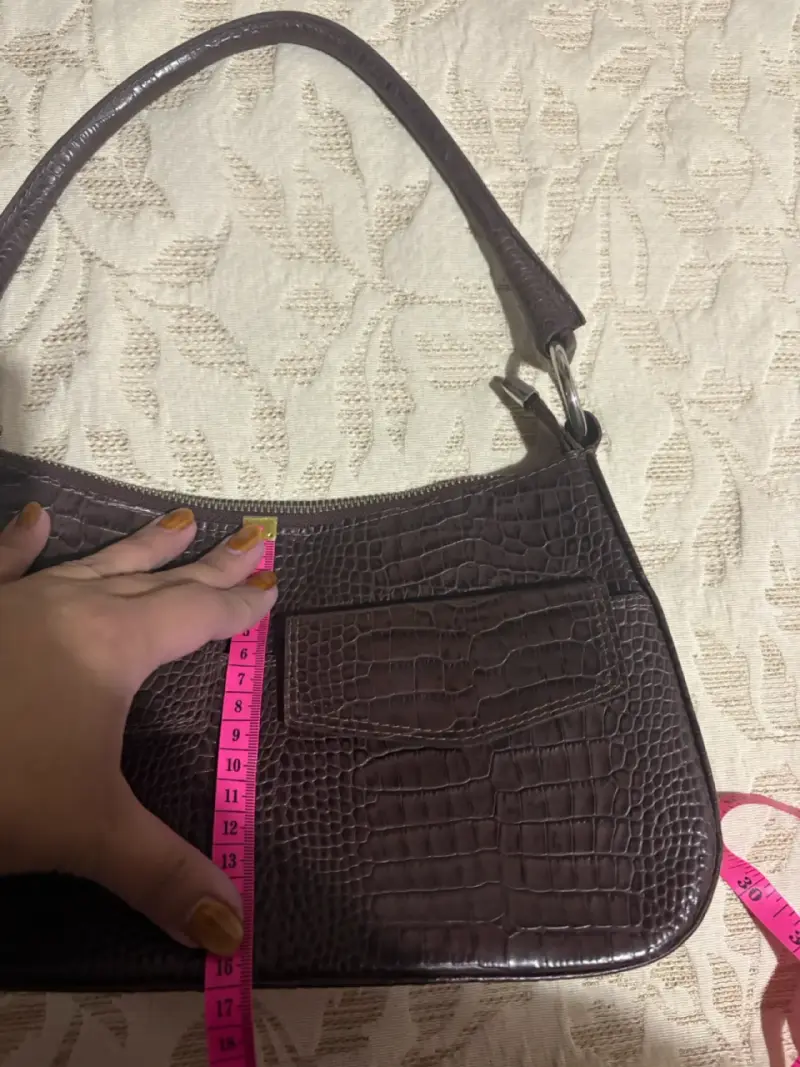 Cartera de mano marrón con textura de cocodrilo - 3