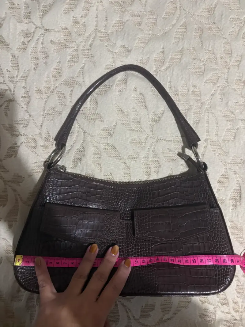 Cartera de mano marrón con textura de cocodrilo - 4