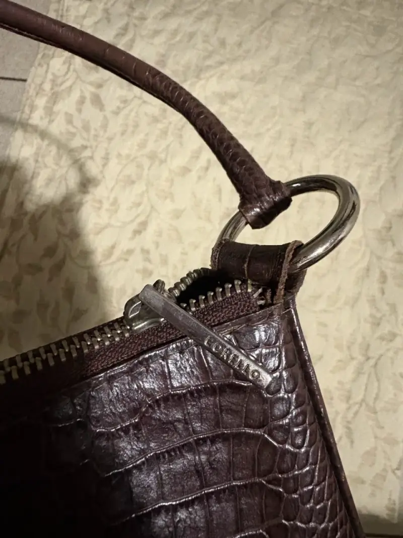 Cartera de mano marrón con textura de cocodrilo - 6