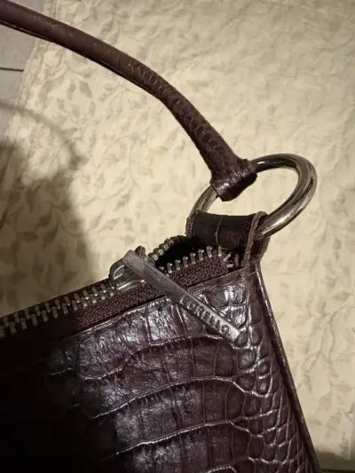 Cartera de mano marrón con textura de cocodrilo - miniatura 6