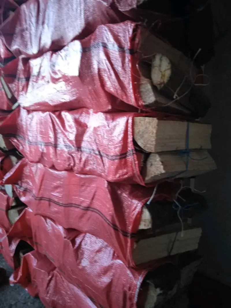 Leña seca en sacos para calefacción