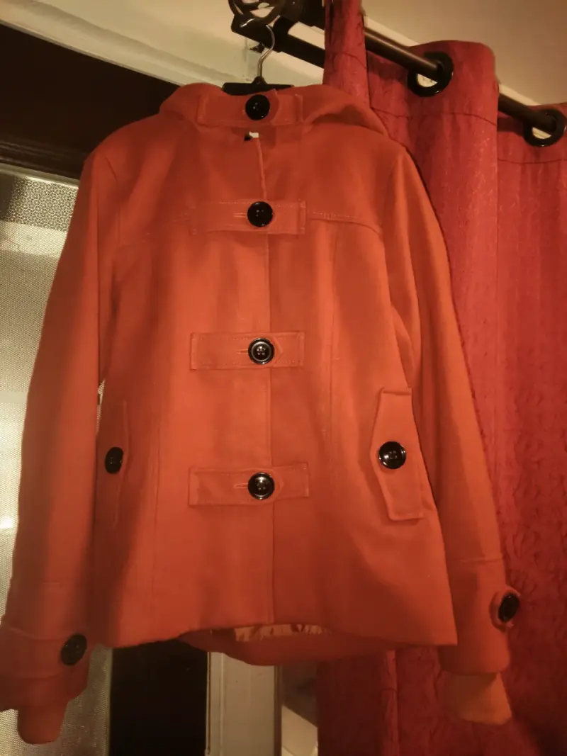 Abrigo de mujer color naranja con capucha