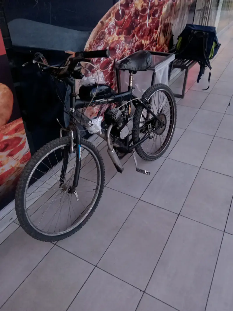 Bicicleta con motor a gasolina usada