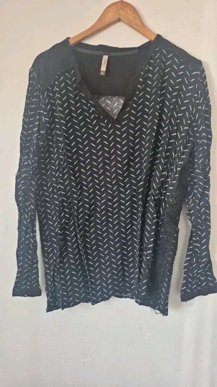 Blusa negra estampada con encaje Curvi XL