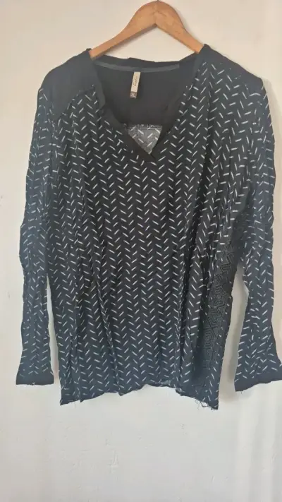 Blusa negra estampada con encaje Curvi XL - miniatura 1