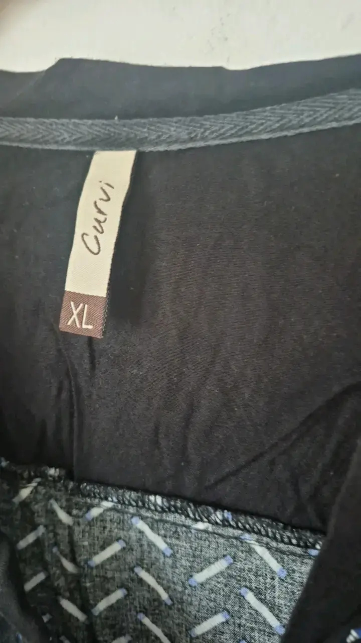 Blusa negra estampada con encaje Curvi XL - 2