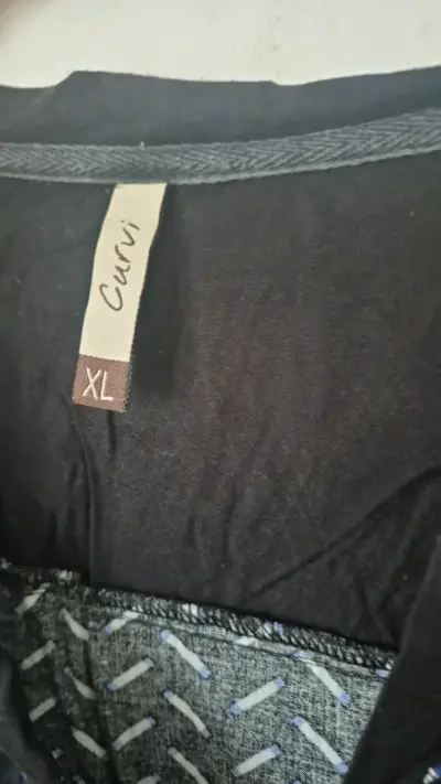Blusa negra estampada con encaje Curvi XL - miniatura 2