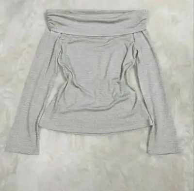 Polera gris hombros descubiertos para mujer - miniatura 1