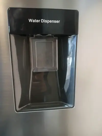 Refrigerador con Dispensador de Agua y Congelador - miniatura 1