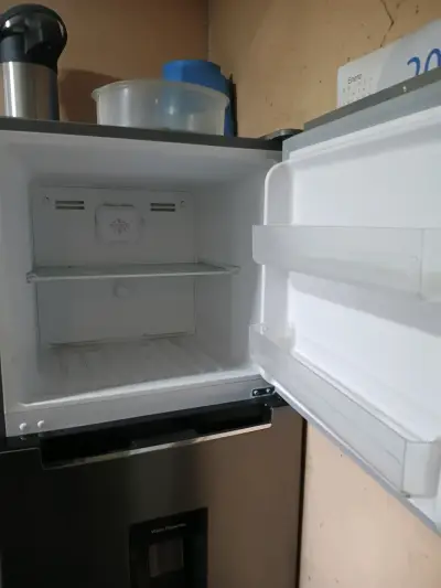 Refrigerador con Dispensador de Agua y Congelador - miniatura 2