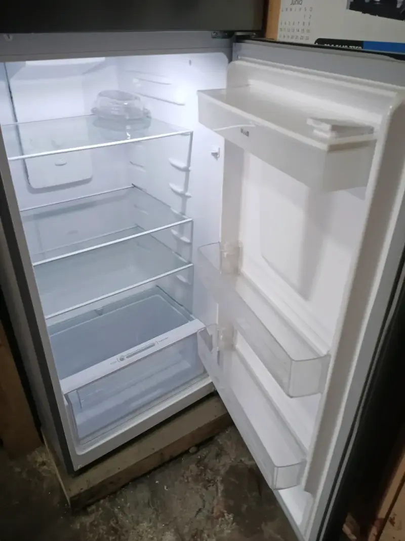 Refrigerador con Dispensador de Agua y Congelador - 3