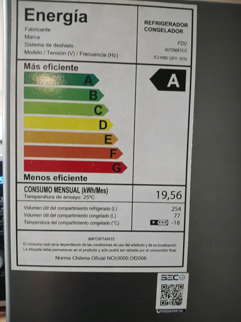 Refrigerador con Dispensador de Agua y Congelador - 4