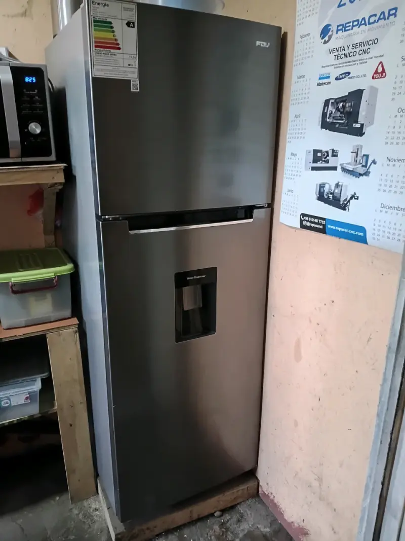 Refrigerador con Dispensador de Agua y Congelador - 5