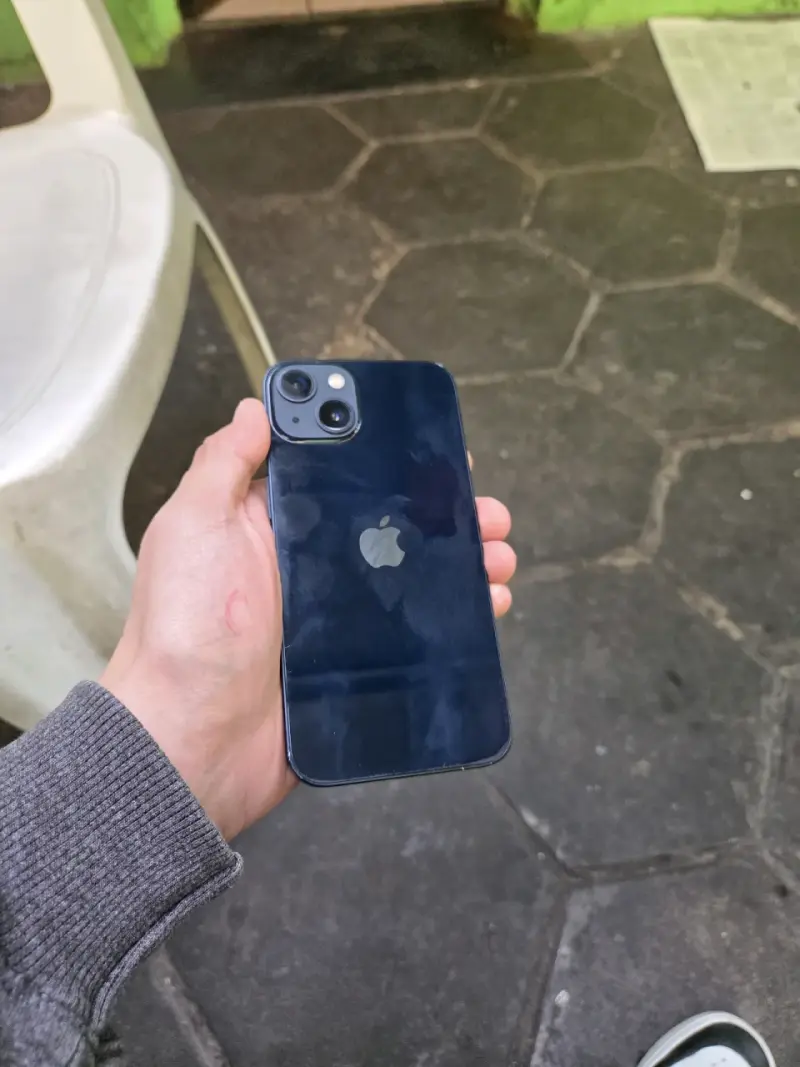 iPhone 13 en buen estado color negro - 1