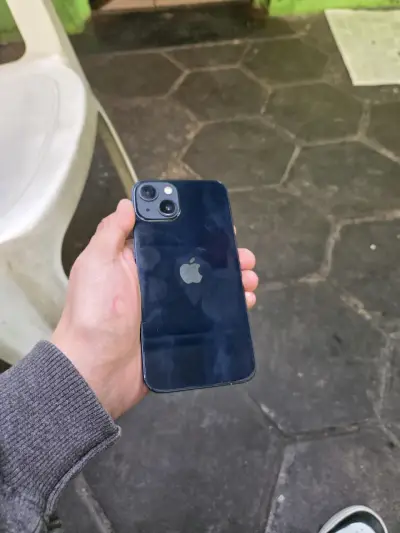 iPhone 13 en buen estado color negro - miniatura 1