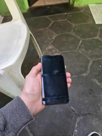 iPhone 13 en buen estado color negro - miniatura 2