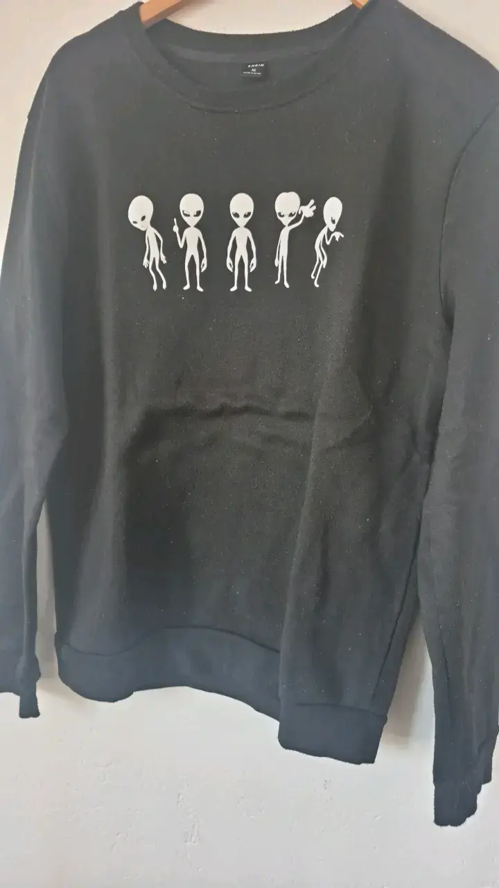 Polerón negro con diseño de alienígenas Shein