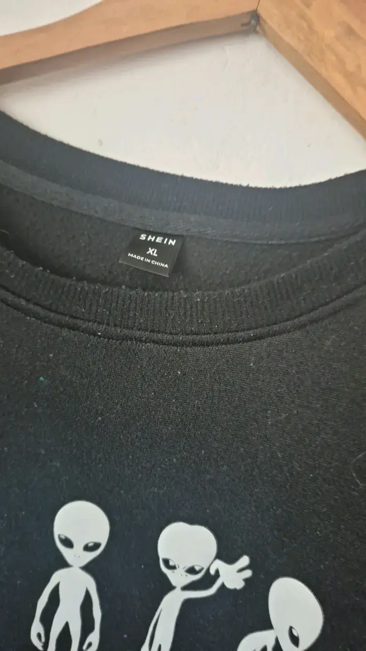 Polerón negro con diseño de alienígenas Shein - 2