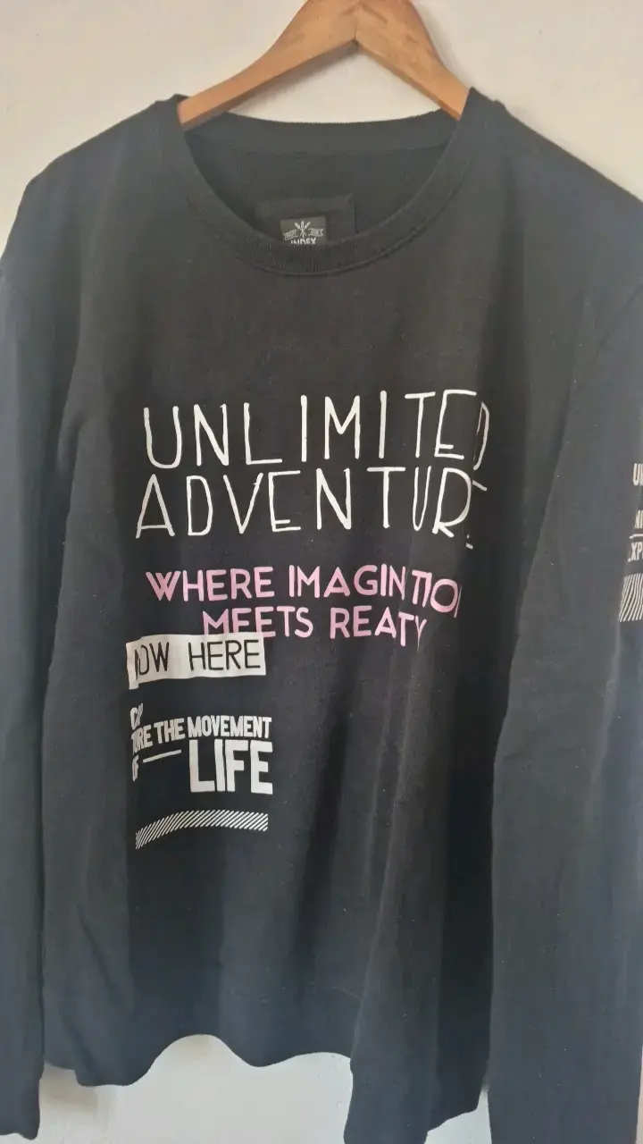 Polerón Negro Unisex con Estampado Aventura