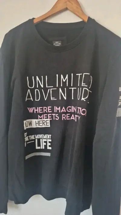 Polerón Negro Unisex con Estampado Aventura - miniatura 1