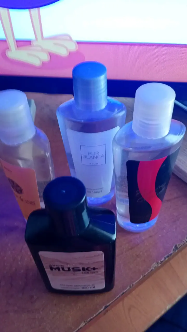 Set de perfumes y cosméticos variados - 1