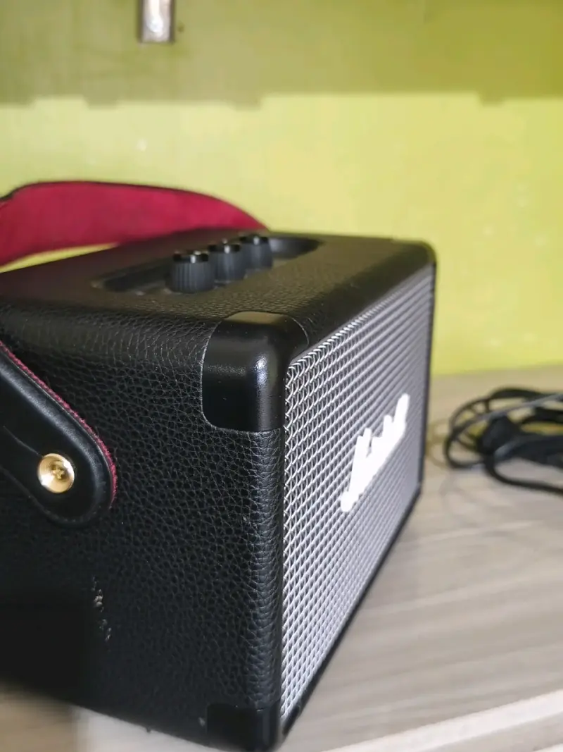 Parlante Bluetooth Marshall portátil con detalles - 2